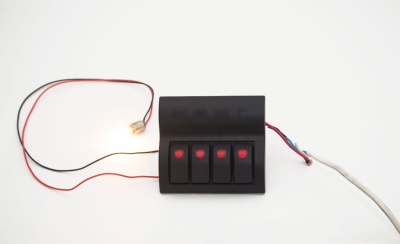 panel-bortovogo-pitaniya-4-pereklyuchatelya-s-predohranitelyami_639707